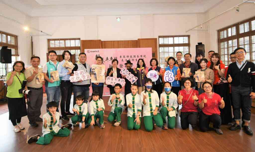 ▲彰化縣文化局出版《朝養弄車鼓:車鼓陣施朝養傳統表演藝術生命史》專書,今天在彰化市武德殿舉辦新書發表會。(記者林明佑翻攝)