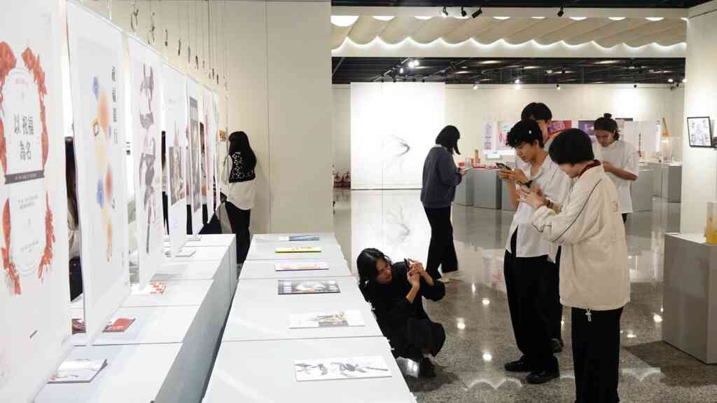 ▲國立彰化生活美學館館長尹彙武表示，「青創藝廊」展覽，由美學館提供展覽空間，每年度邀請不同的大專院校校系策劃展出，提供年輕一代藝術家嶄露頭角之舞台。（記者林明佑攝）