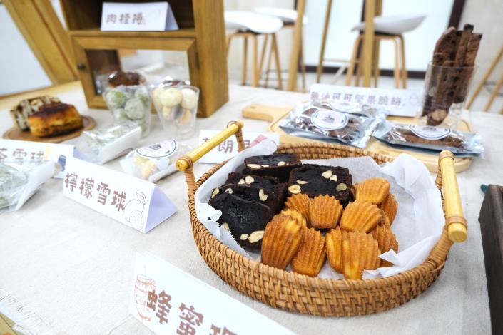 官網-現場擺放了創業家製作的甜點.JPG