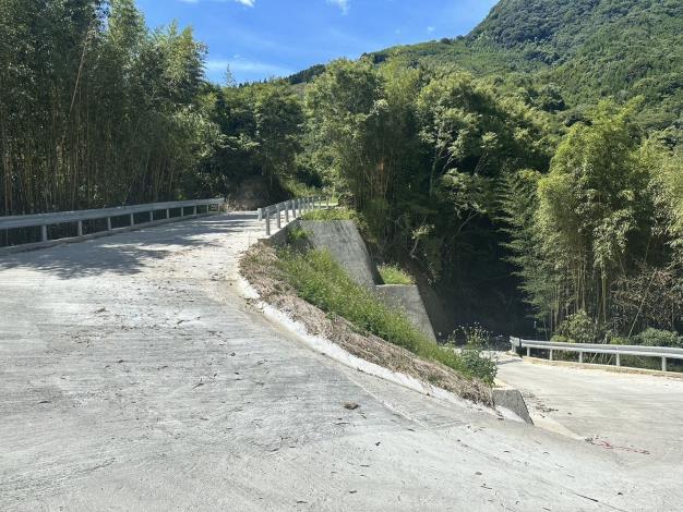 官網S__2940936_0新竹縣政府原民處自辦「桃山村雲山替代道路北段改善工程(第二期)」,為五峰鄉通往觀霧地區的重要替代道路,因達成各項指標而獲獎。