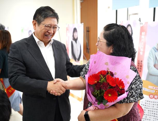 官網-楊文科逐一向社工們握手致謝，加油打氣.JPG
