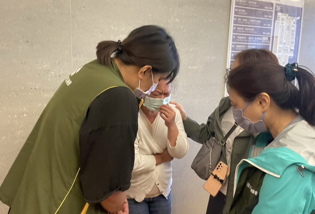 芥菜種會社工前往醫院關懷,黃同學的家人難掩悲傷落淚。
