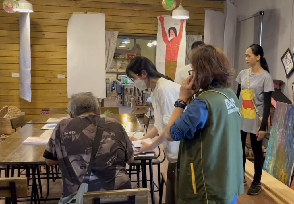芥菜種會花蓮習藝所持續提供年長者的地震後的安置服務,圖為長者辦理入住手續。