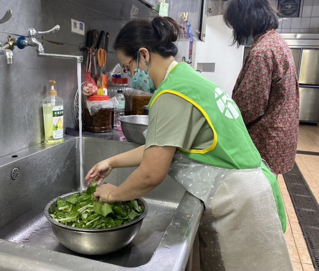 君君(左一)是芥菜種會認養童的母親,一家人幸運躲過地震災難,她帶著孩子加入花蓮習藝所的服務團隊,一起為災民預備溫飽。
