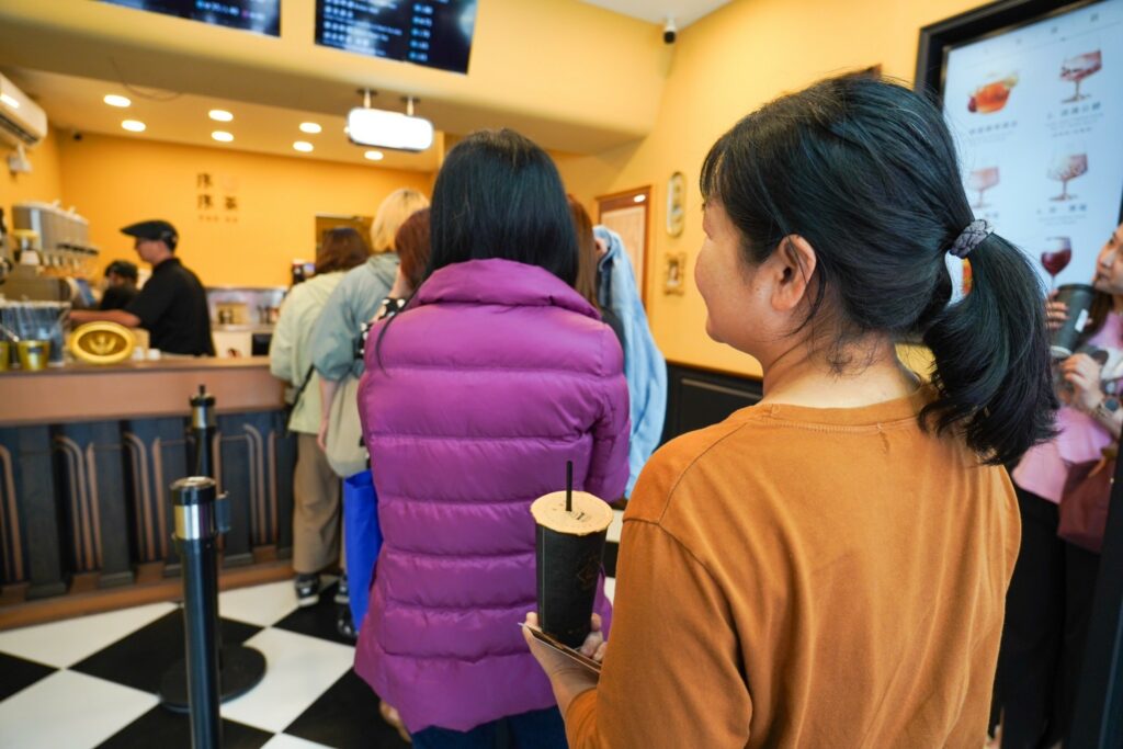 「序序茶」勤美店自4月6日起試營運期間,已成功引起排隊熱潮,成為了熱門名店。