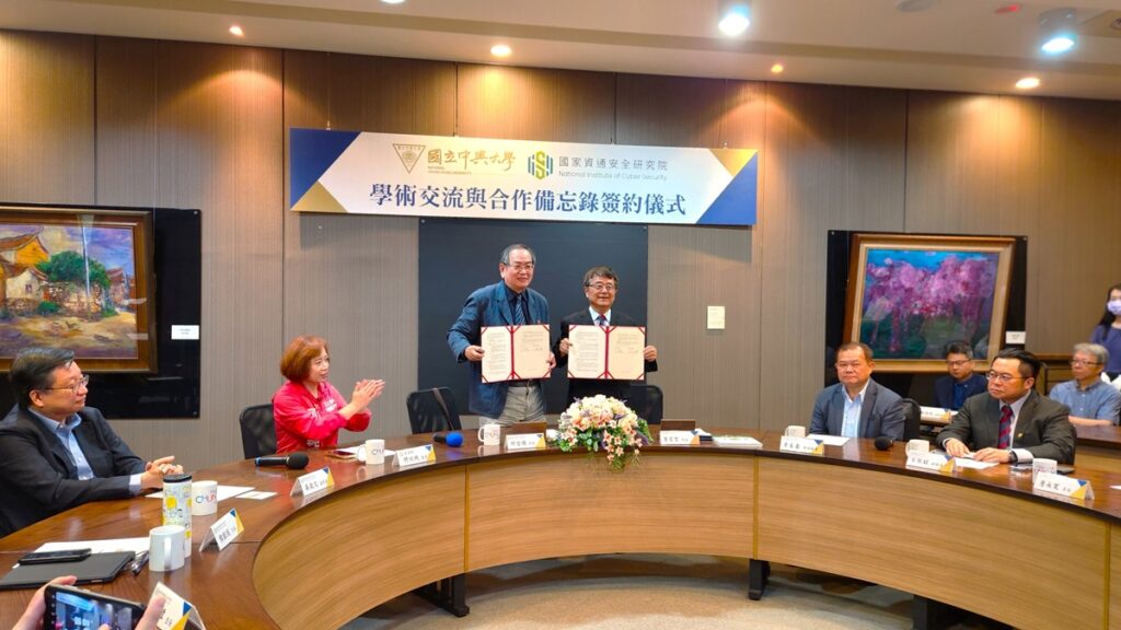 興大與資安院簽署合作,協助產業培育資安人才,校長詹富智與資安院院長何全德代表簽約(陳惠玲攝)