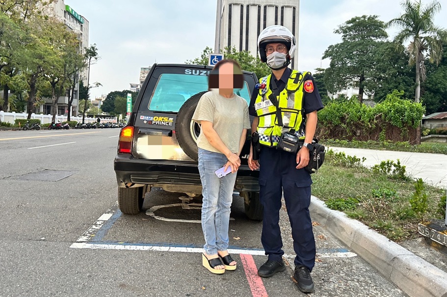 ▲圖說：熱心員警和民眾協助將拋錨車推至路旁停車格停放 （圖／台中市政府提供）
