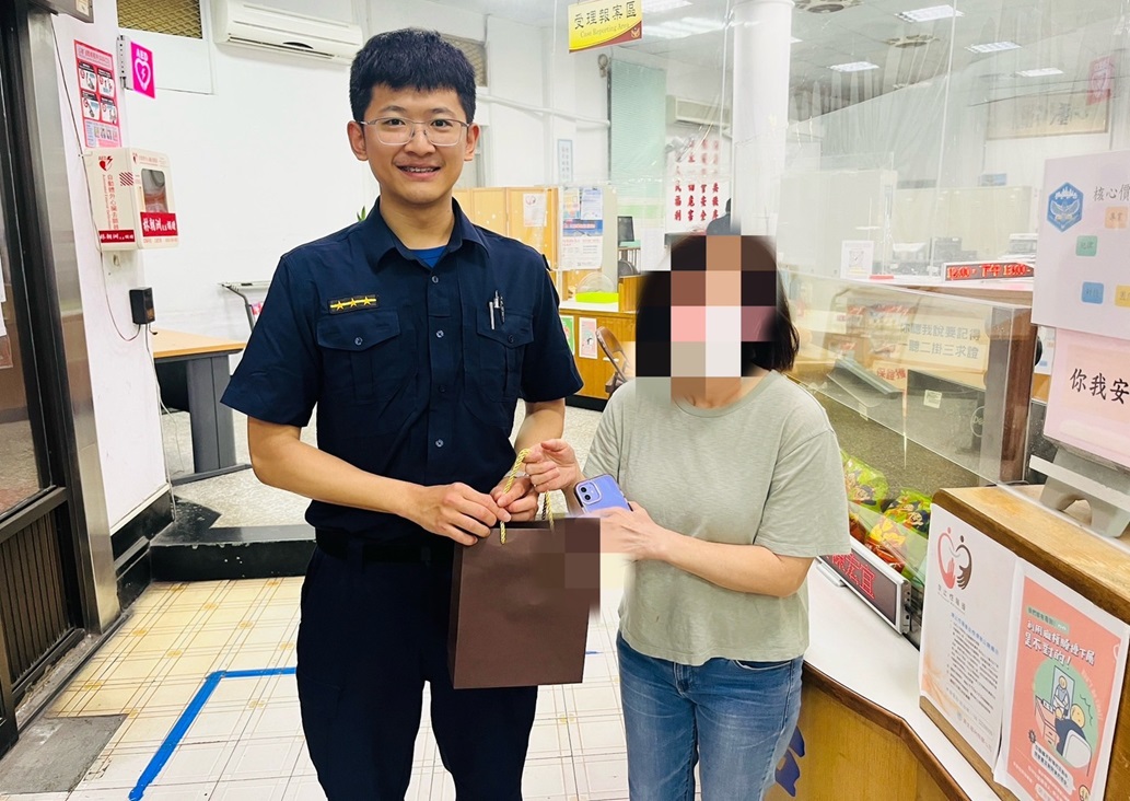 ▲圖說：蔡姓婦人為表示感激之意，還特別準備小禮盒感謝吳員伸出援手             （圖／台中市政府提供）