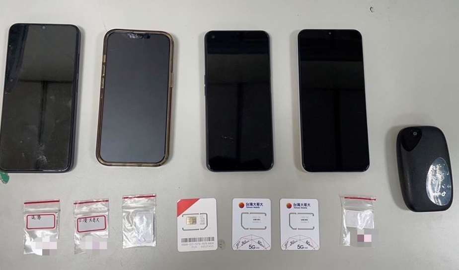 ▲圖說:警方破獲「釣魚簡訊」詐團,查扣行動電話、SIM卡、金融帳戶等證物 (圖/台中市政府提供)