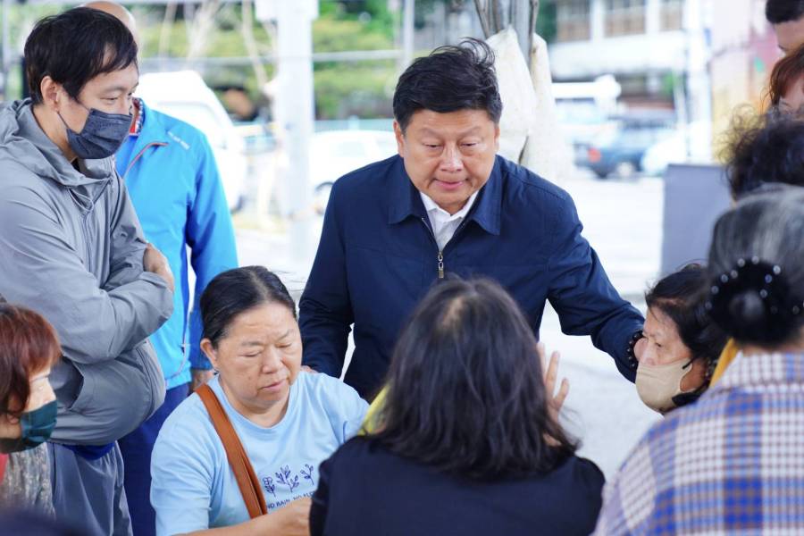 【有影】盼中央助花蓮渡難關 傅崐萁:比照「921災後重建條例」推動 220 照片來源:傅崐萁辦公室