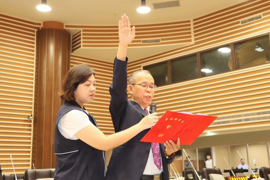 苗栗縣第5選區縣議員鄭聚然 遞補宣誓就職