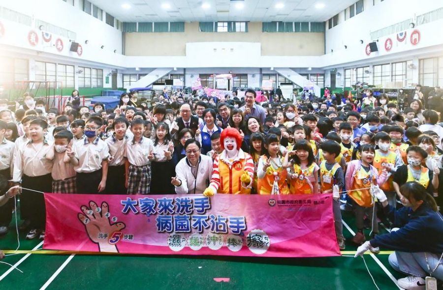 腸病毒進入流行期 張善政與學童共同宣導正確洗手