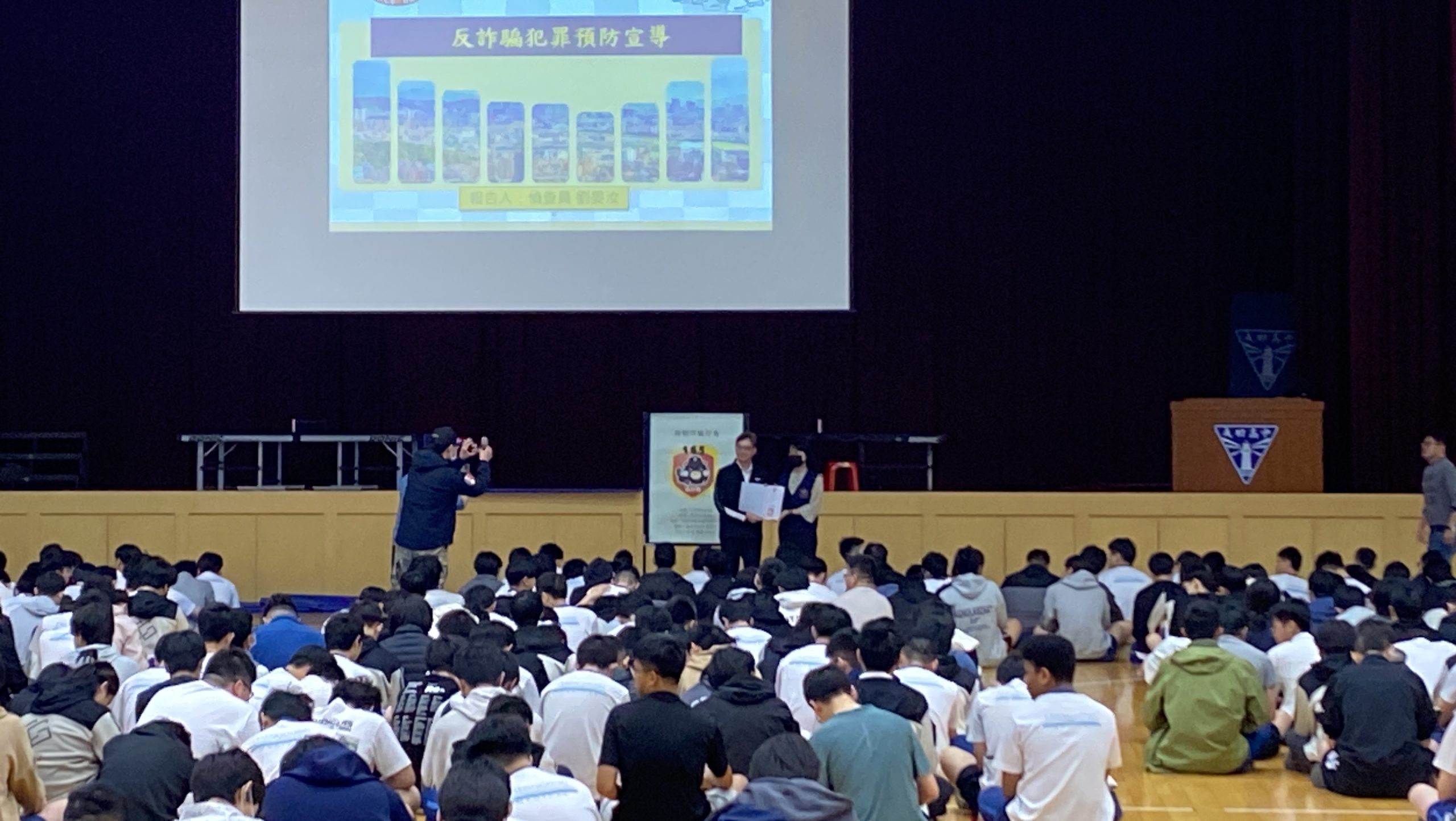 臺北市立成功高級中學特頒感謝狀至中正一警畫面。（圖/記者 張泓笙翻攝）