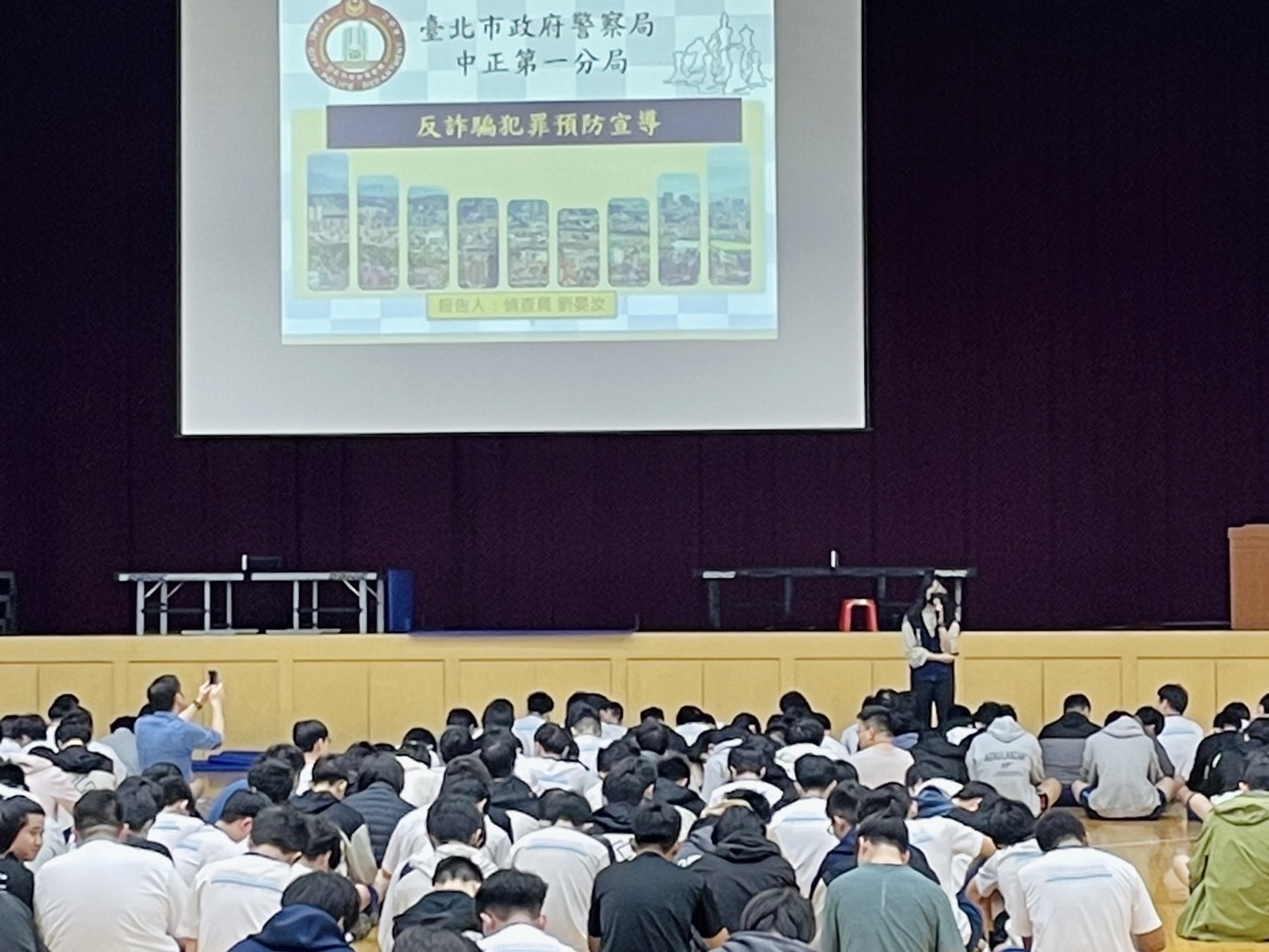 中正一警向臺北市成功高級中學學生進行反詐宣導。（圖/記者 張泓笙翻攝）