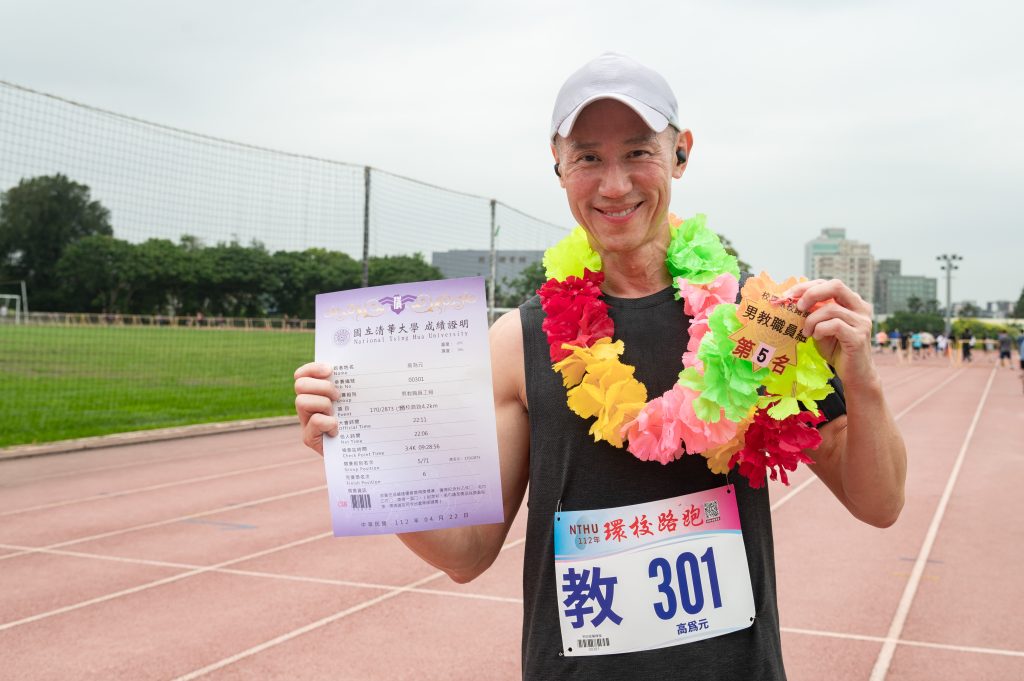 清華大學高為元校長自告奮勇為募款而跑,期能超越自己進步1秒多捐100。(圖/記者黃溎芬翻攝)