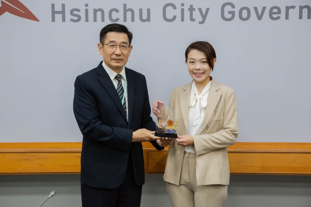 警察局長邱紹洲呈獎予市長高虹安,「新世代打擊詐欺策略行動綱領《識詐》1.5專案」特優第一名。(圖/記者林照東翻攝)