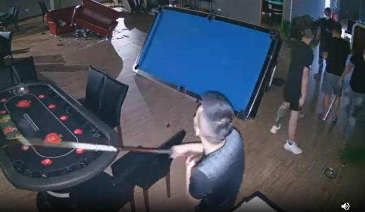 茄萣區桌遊店遭人毀損 警已全鎖定相關涉案人身分積極查辦中。〈圖/記者蔡宗武翻攝〉