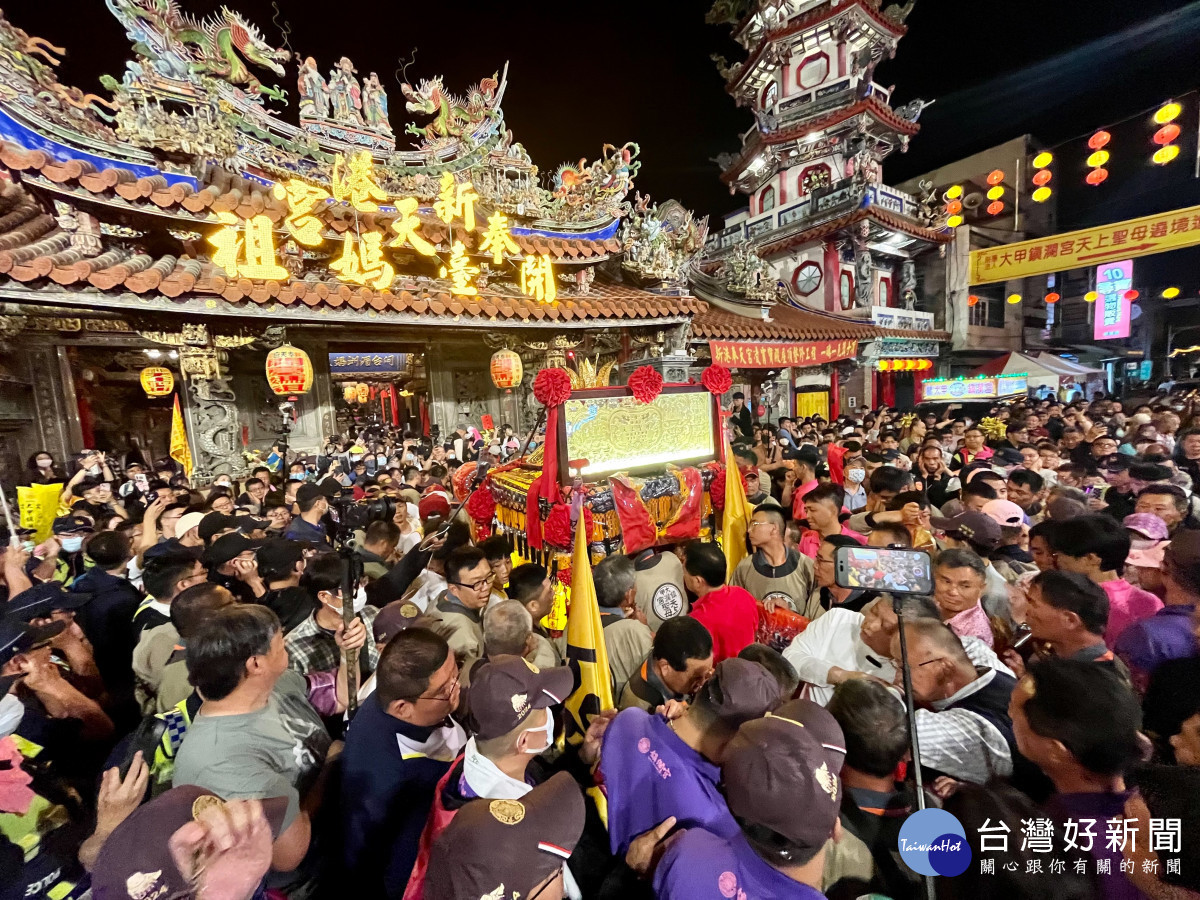 回駕典禮現場湧入上萬名信徒,恭送大甲媽回鑾/陳致愷翻攝