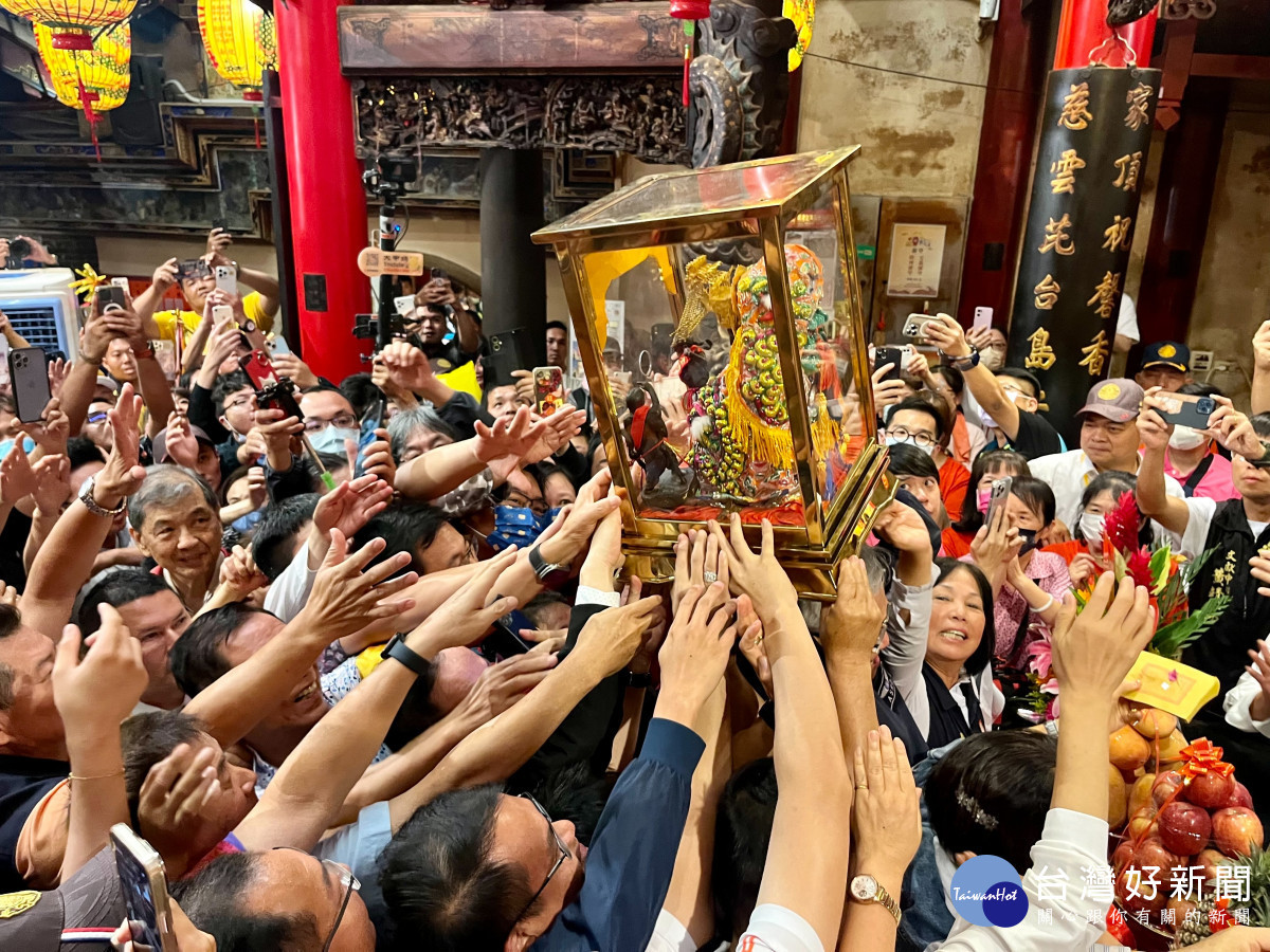 信徒爭相伸手觸摸媽祖金身並協力傳送/陳致愷翻攝
