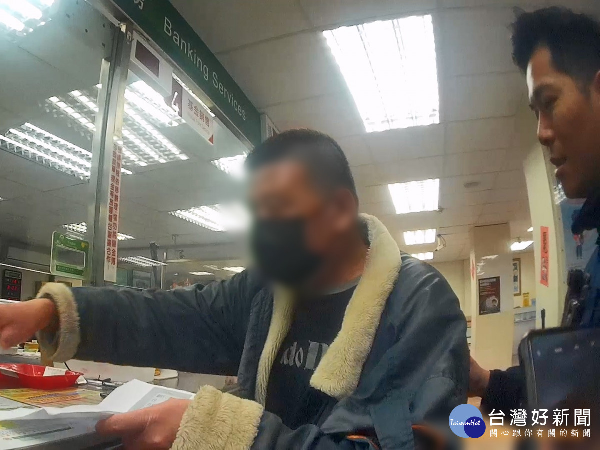 約定帳戶淪詐欺共犯,中壢警及時勸阻。