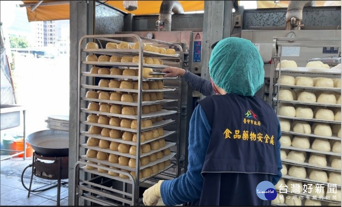 食安處稽查員查核中式炊蒸產品製程環境衛生