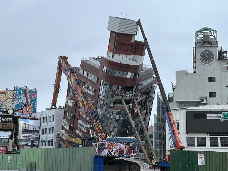 花蓮天王星大樓拆除作業中。中央社資照