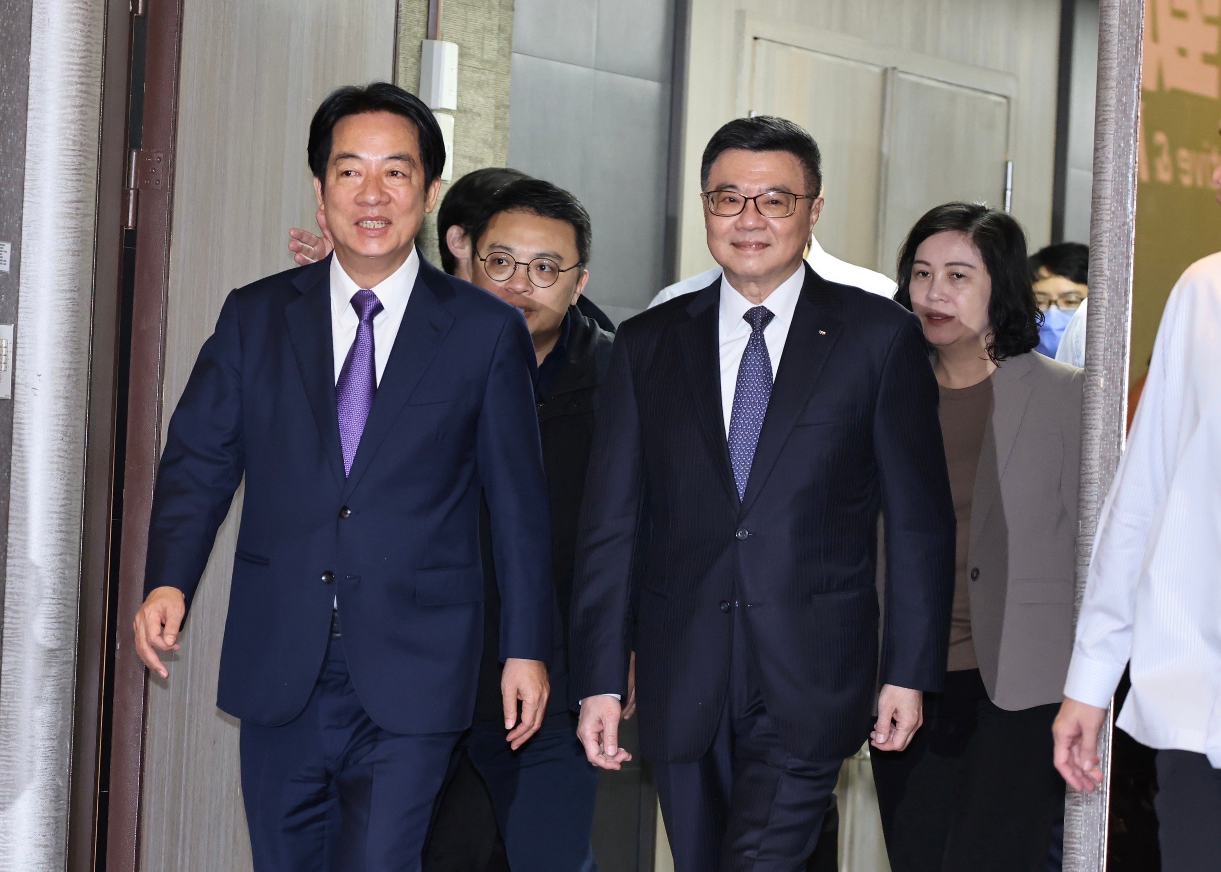 總統當選人賴清德今天正式宣布,由民進黨前主席卓榮泰出任520後新任行政院長,搭配青平台基金會董事長鄭麗君出任副閣揆。林啟弘攝