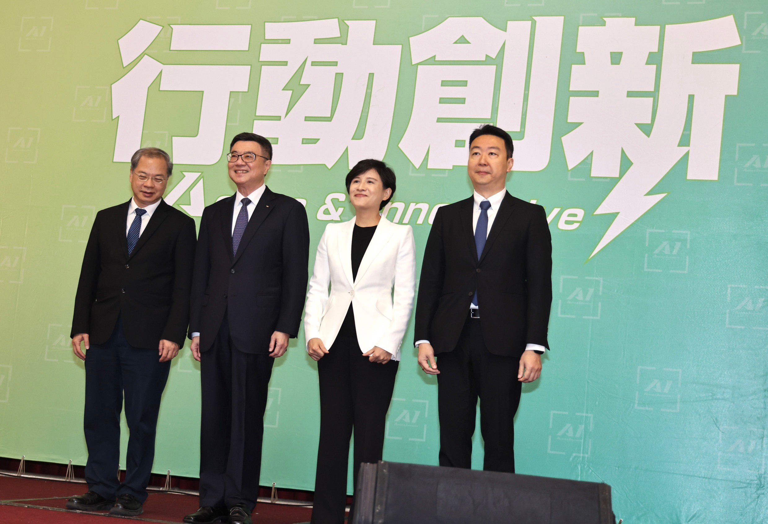 賴清德首任行政院長由卓榮泰(左2)擔任,行政院副院長由鄭麗君(右2)、秘書長龔明鑫(左)及發言人陳世凱(右)。林啟弘攝