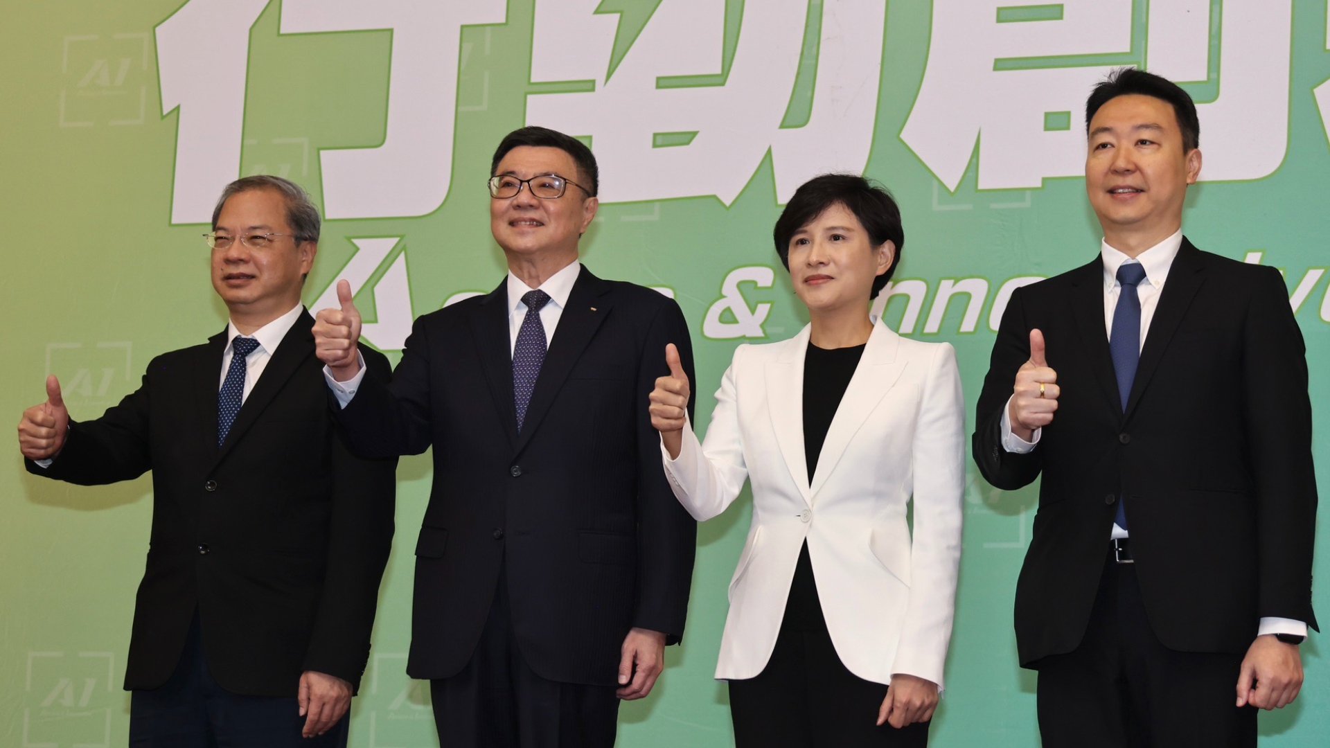 準閣揆卓榮泰(左二)率副院長鄭麗君(右二)、秘書長龔明鑫(左一)與發言人陳世凱(右一)亮相。林啟弘攝