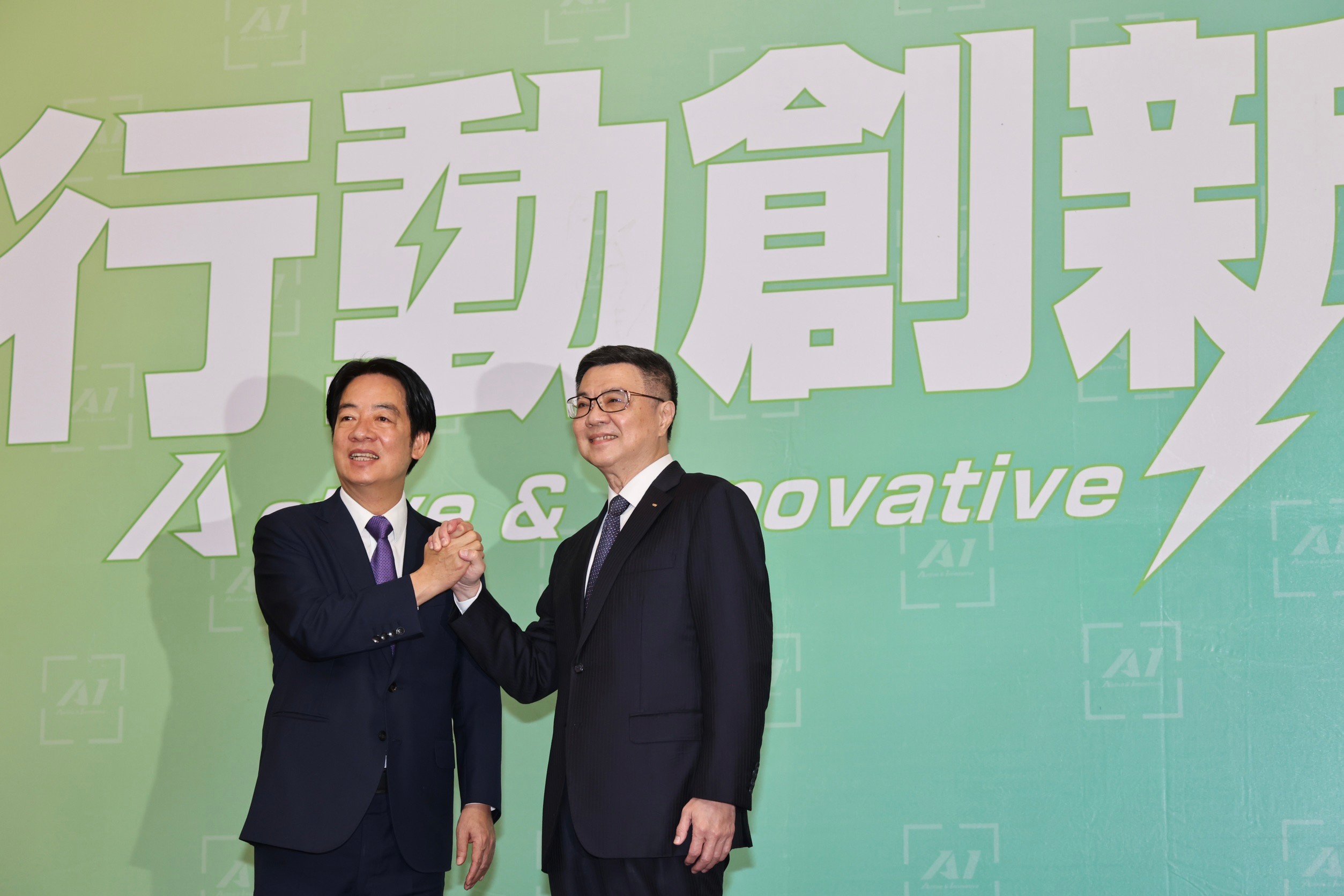 賴清德(左)今天正式宣布將由卓榮泰(右)擔任首位行政院長。林啟弘攝
