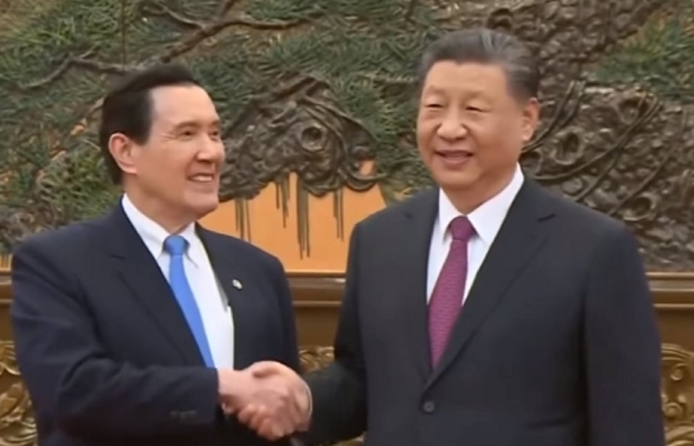 馬英九與習近平在人民大會堂握手寒暄。翻攝畫面