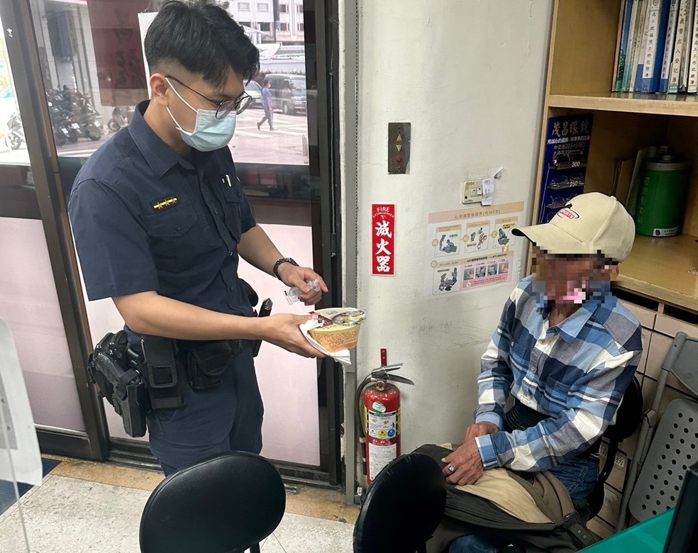▲圖說:葉姓老翁迷路街頭、一日未食,大誠所員警自掏腰包買餐點供其食用 (圖/台中市政府提供)