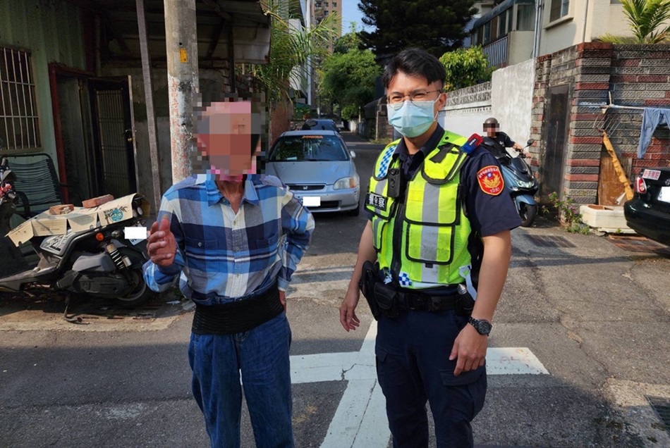 ▲圖說:員警駕駛巡邏車,將有失智狀況的葉姓老翁護送返家 (圖/台中市政府提供)
