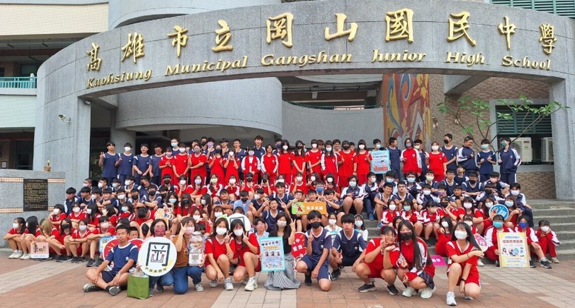 岡山行動戶政進駐5校園 學童領證「轉大人」