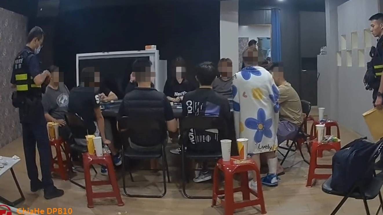 ▲南警二分局9日凌晨破獲德州撲克職業賭場,現場逮捕13人送辦。(圖/記者陳彥霖翻攝)