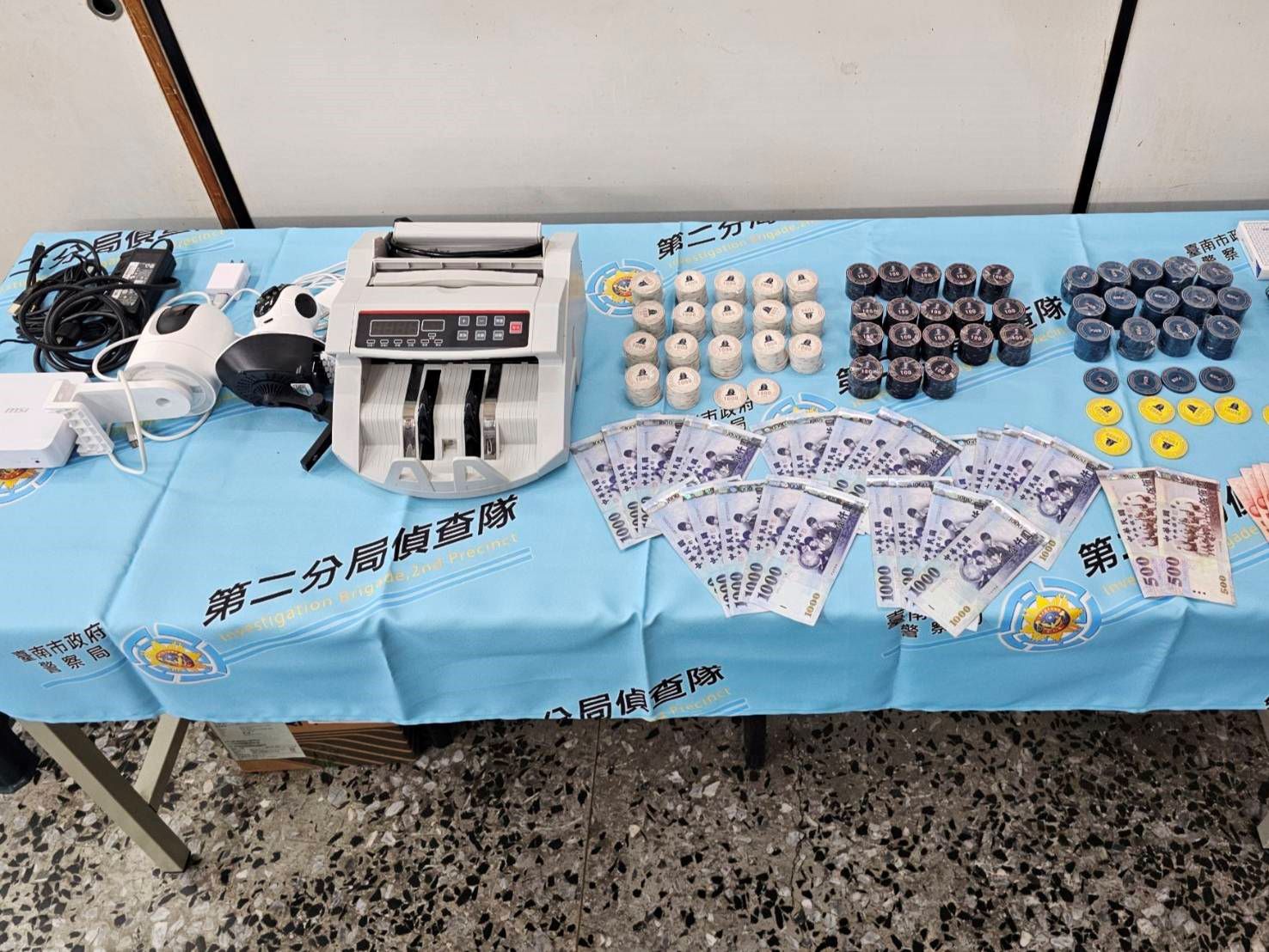 ▲南警二分局9日凌晨破獲德州撲克職業賭場，現場逮捕13人送辦。（圖／記者陳彥霖翻攝）