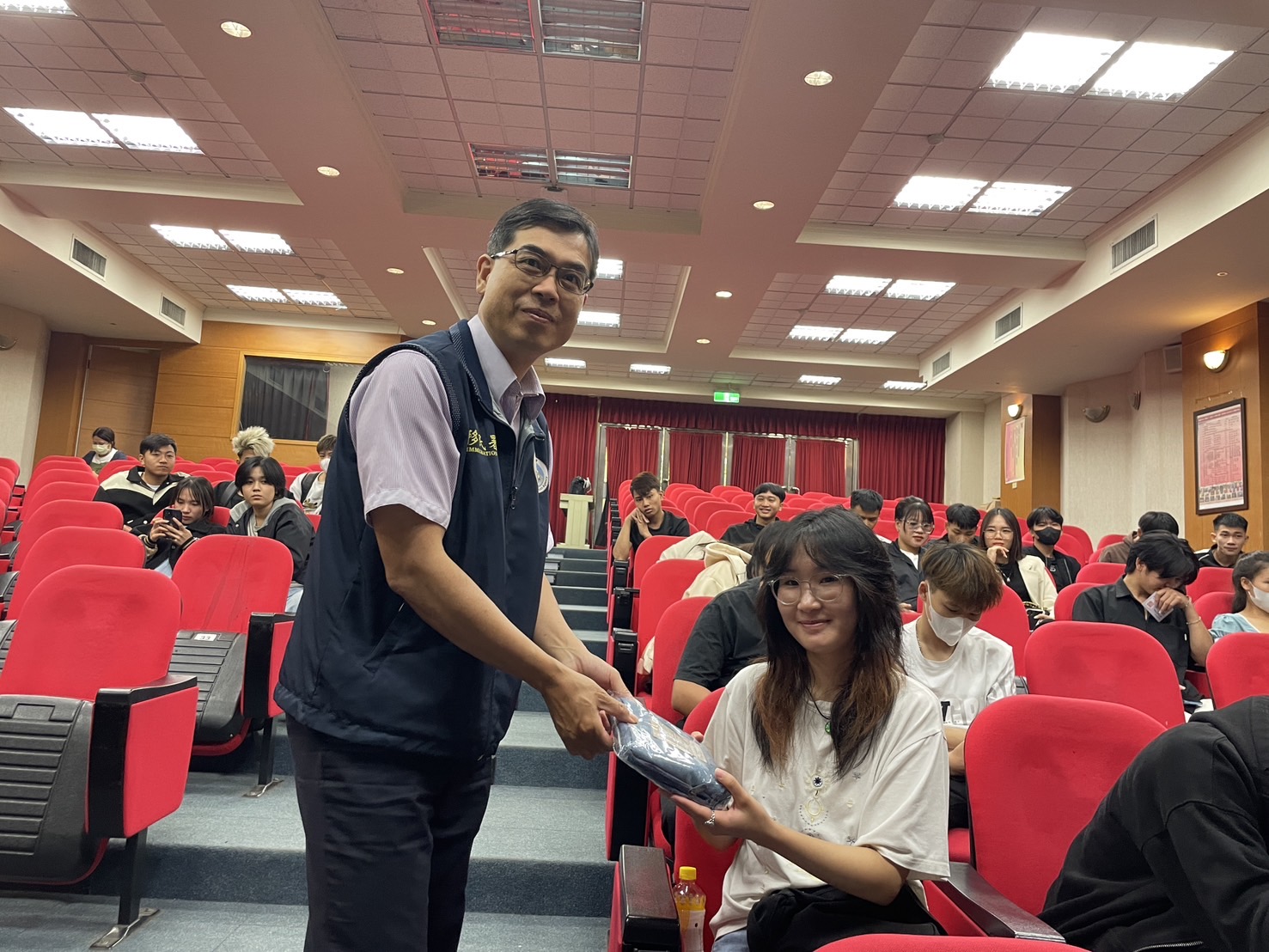 ▲移民署彰化縣服務站將校園行動列車開進建國科技大學,提供外籍學生他們必要的居留資訊及求助管道。(記者張溎壕攝)