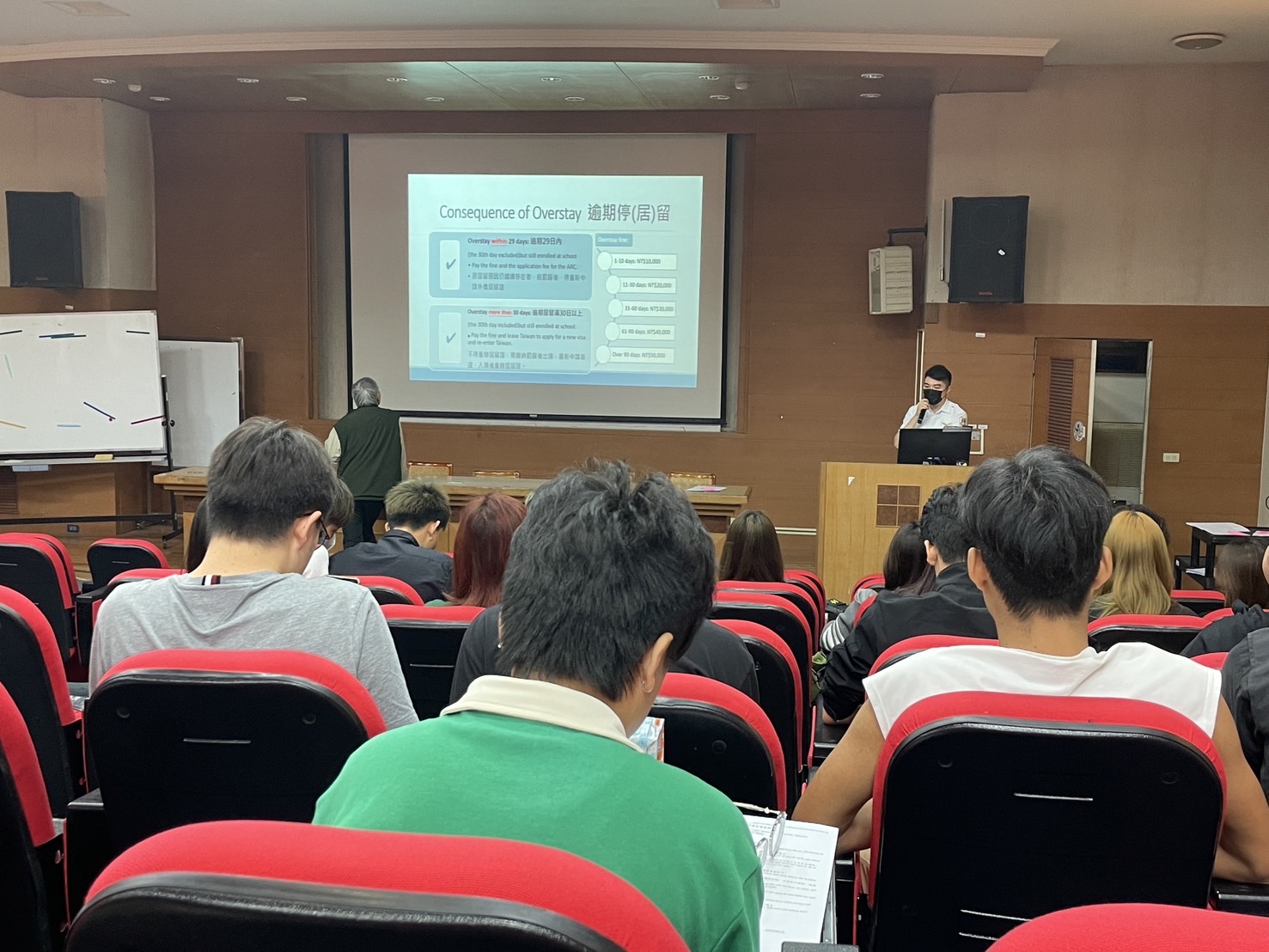 ▲移民署彰化縣服務站將校園行動列車開進建國科技大學，提供外籍學生他們必要的居留資訊及求助管道。（記者張溎壕攝）