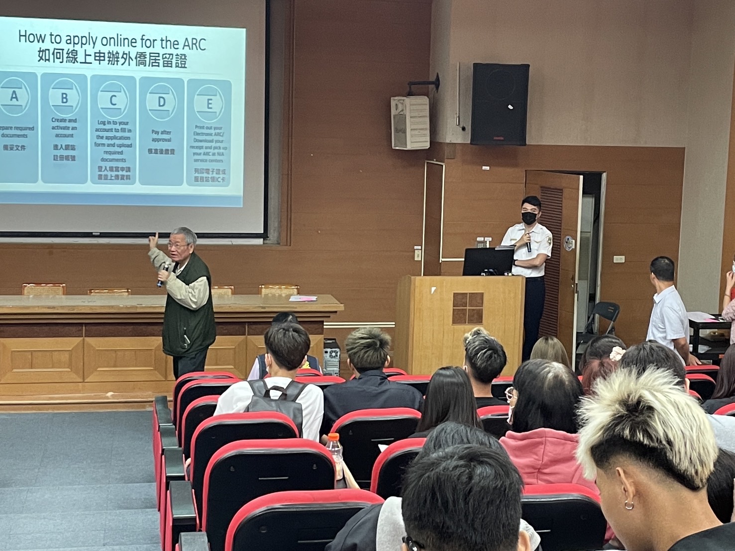 ▲移民署彰化縣服務站將校園行動列車開進建國科技大學，提供外籍學生他們必要的居留資訊及求助管道。（記者張溎壕攝）