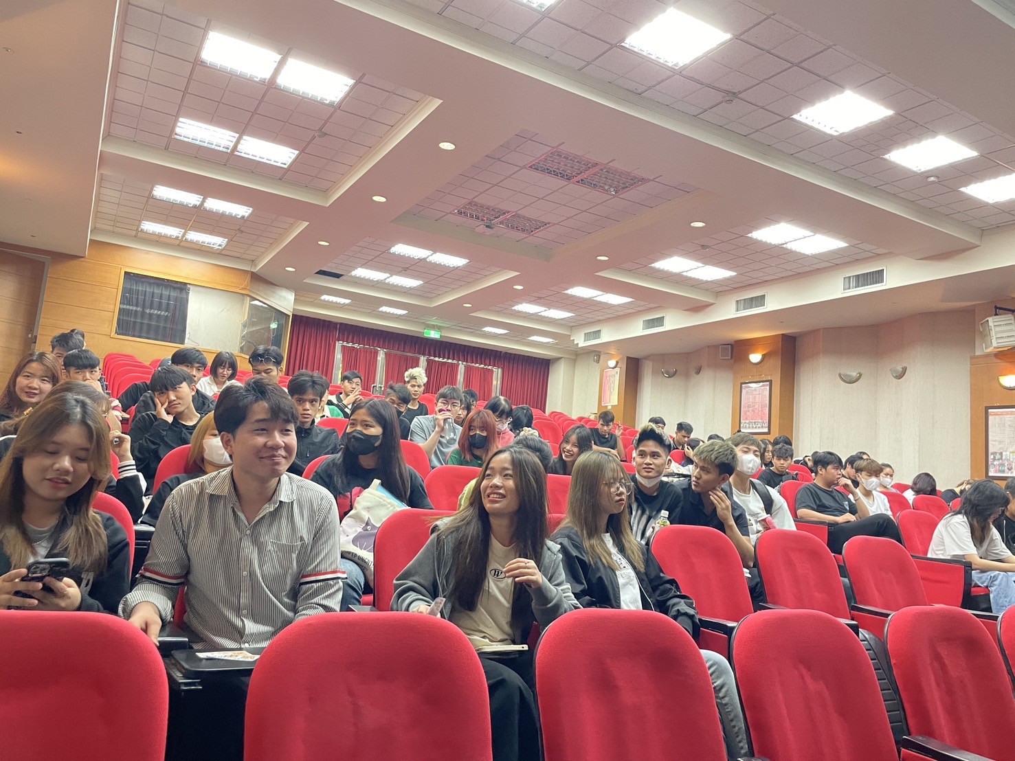 ▲移民署彰化縣服務站將校園行動列車開進建國科技大學，提供外籍學生他們必要的居留資訊及求助管道。（記者張溎壕攝）