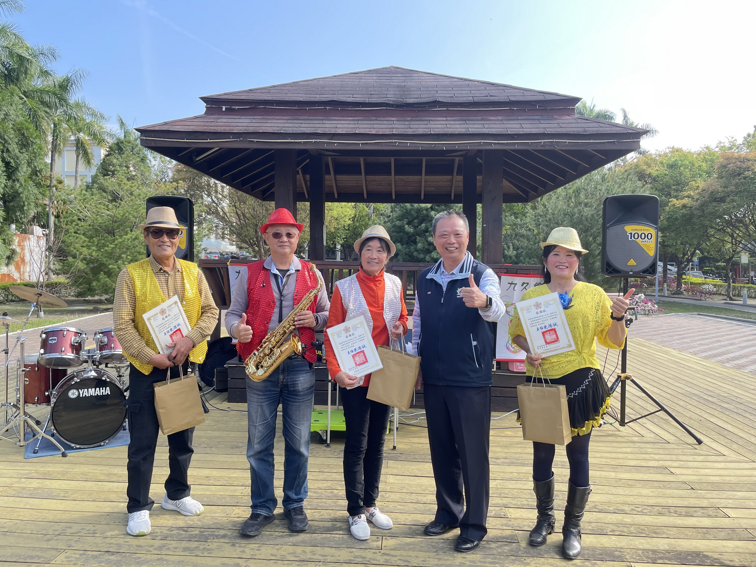 ▲彰化榮家邀請九久樂團至家區進行陽光公益演出，讓住民長輩一邊欣賞樂聲的同時，也能享受陽光沐浴的幸福時光。（記者張溎壕攝）