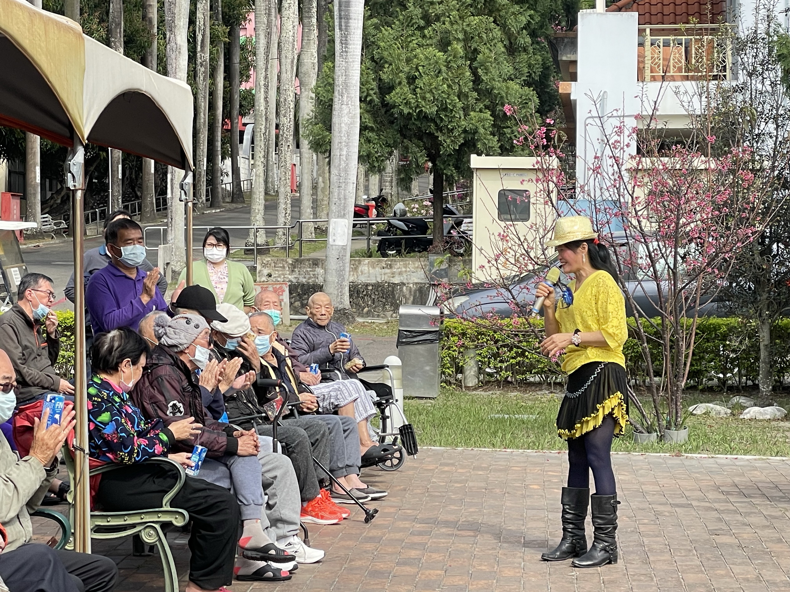 ▲彰化榮家邀請九久樂團至家區進行陽光公益演出，讓住民長輩一邊欣賞樂聲的同時，也能享受陽光沐浴的幸福時光。（記者張溎壕攝）