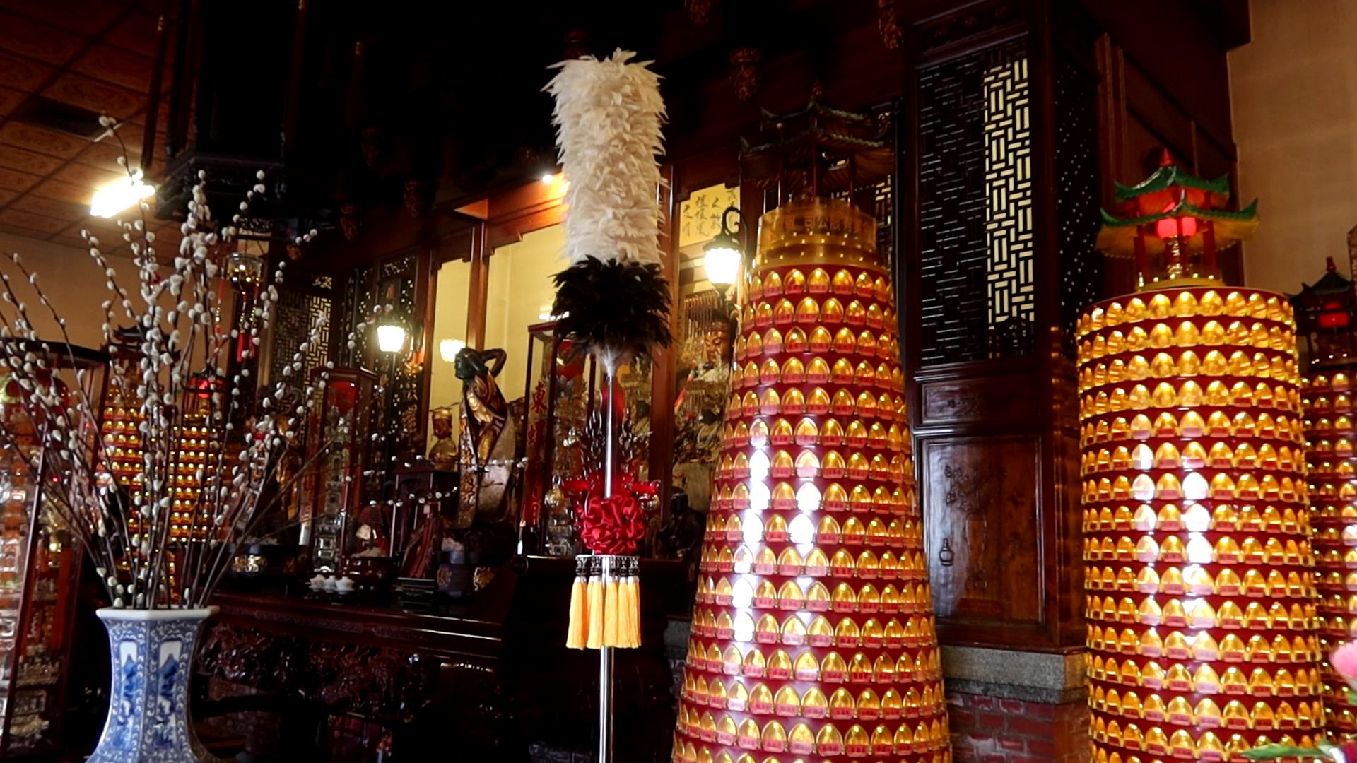 ▲北斗東螺媽開基天后宮於大甲鎮瀾宮媽祖遶境活動,當神鑾抵達東螺媽天后宮時,一對由白色與黑色羽毛製成的雞毛撢子(天地撢)為神鑾開道。(記者張溎壕攝)