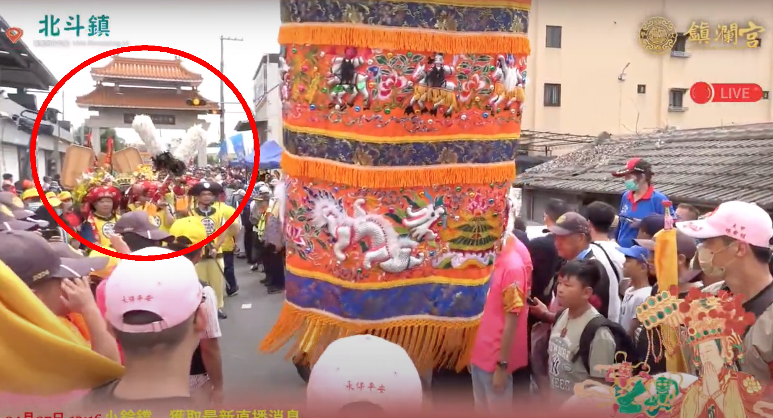 ▲北斗東螺媽開基天后宮於大甲鎮瀾宮媽祖遶境活動，當神鑾抵達東螺媽天后宮時，一對由白色與黑色羽毛製成的雞毛撢子（天地撢）為神鑾開道。（民眾提供）