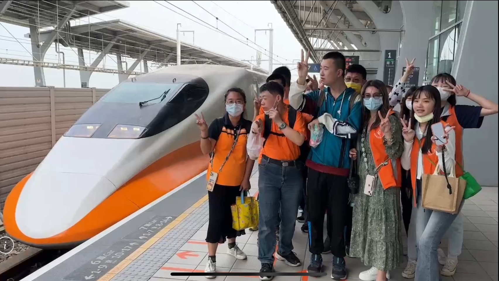 ▲高鐵雲林站協助「雲林縣復健青年協進會」的智青朋友和家人及志工,搭高鐵到高雄展開一日遊行程,智青朋友們開心、興奮之情溢於言表。(記者陳雅琪攝)