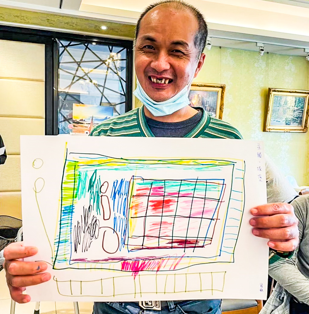 ▲阿源於照顧中心展示畫畫作品。（圖/喜憨兒基金會提供）