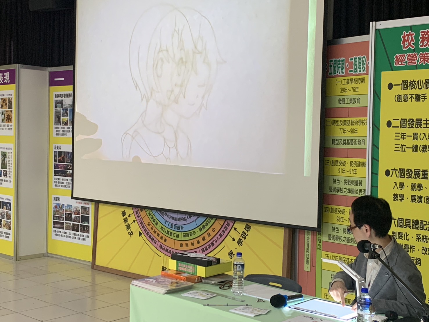 ▲小幡公春老師現場說明動畫師與原畫師在動畫製作之間差異，並用現場繪製樣本案例說明。（圖/中華藝校提供）