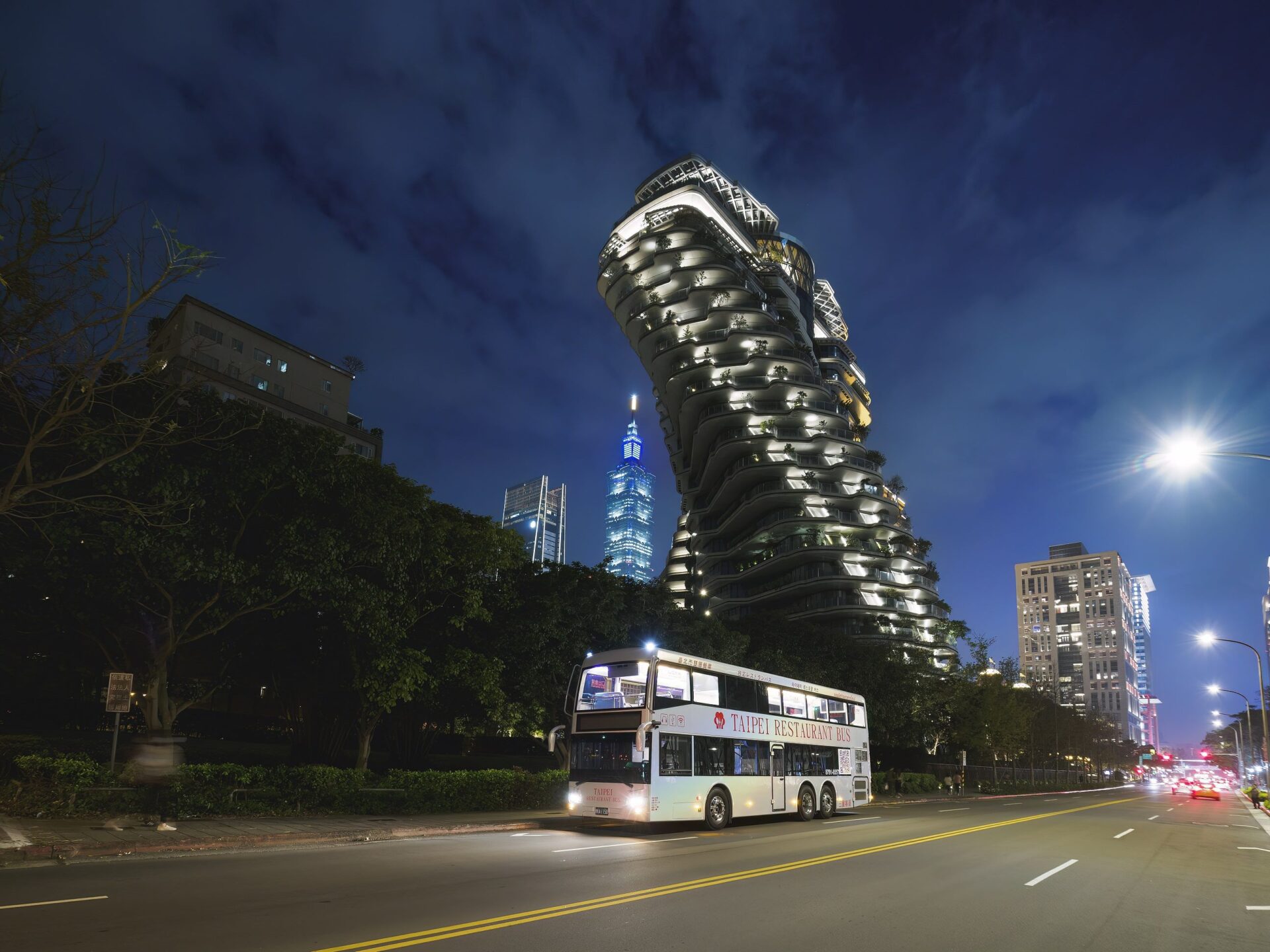 北市全新銀色雙層餐車正式上路　搭配晶華酒店五星美饌登場