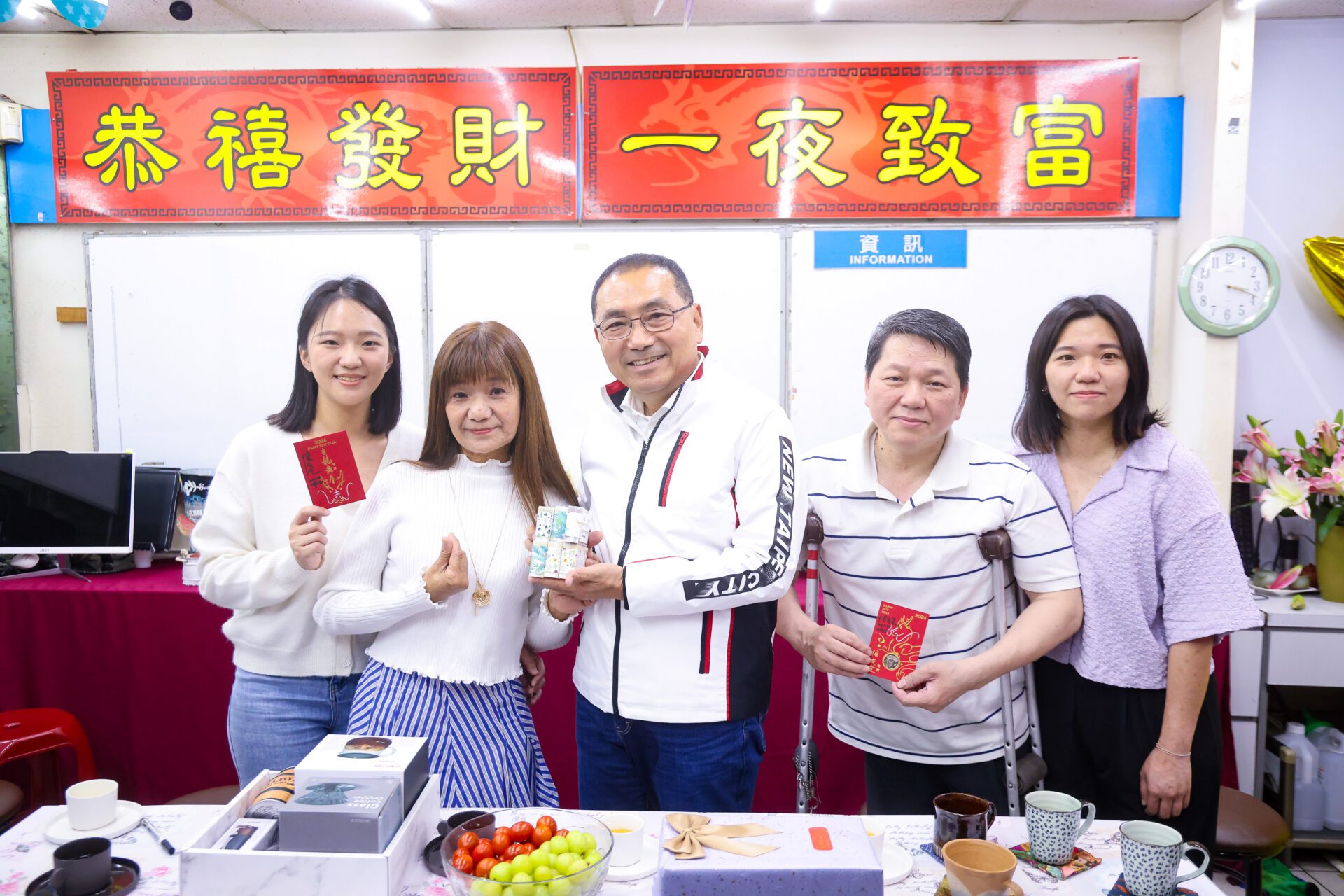 侯友宜訪模範母親代表張寶菊　稱讚她正向樂觀精神值得學習