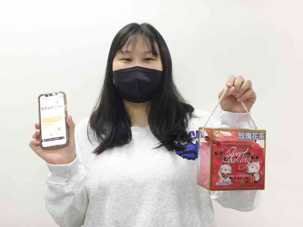 ▲小亭開心的展示上課所學電子商務運用於線上銷售平台成果。(中彰投分署提供)